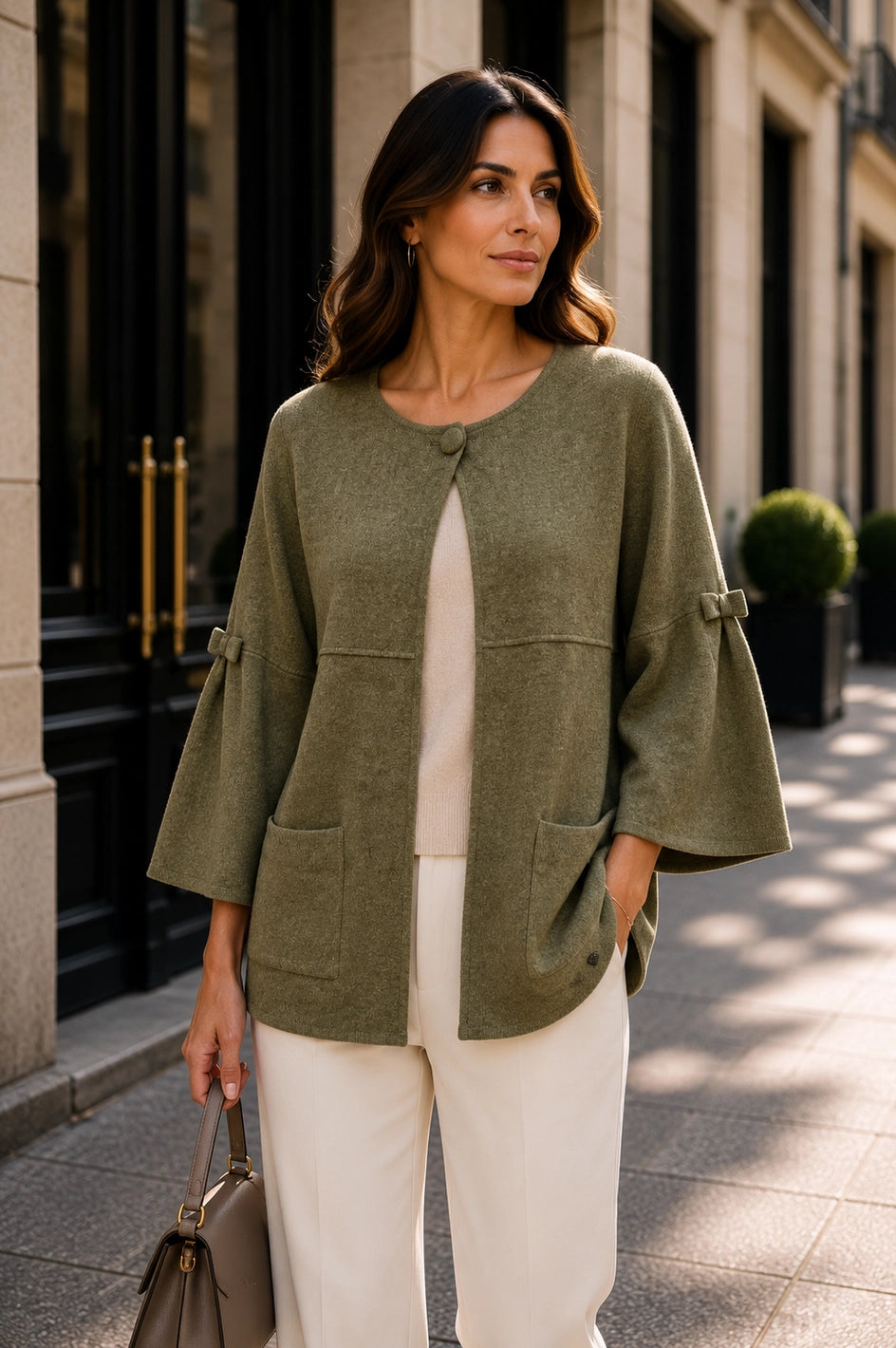 Varm kofta med diskret volangärm- Celine Khaki
