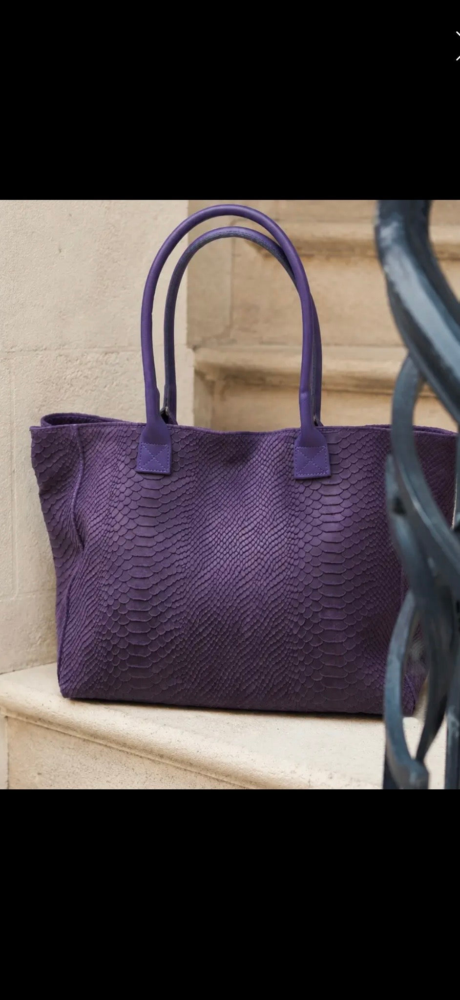 Väska i ormskinnspräglat skinn- LOLA Lila