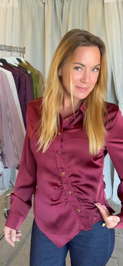 Satinblus med drapering- Sonja Bordeaux