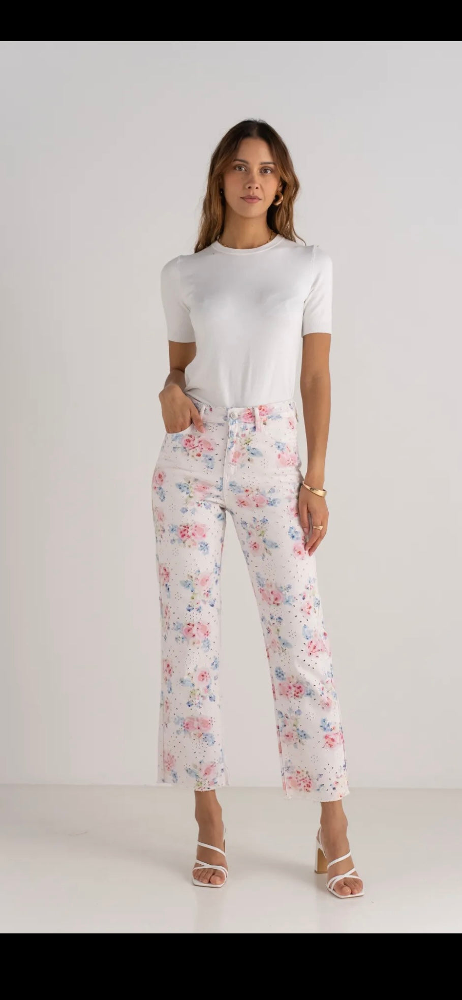 Vita Broderade Jeans med rosa blommor- Jenny
