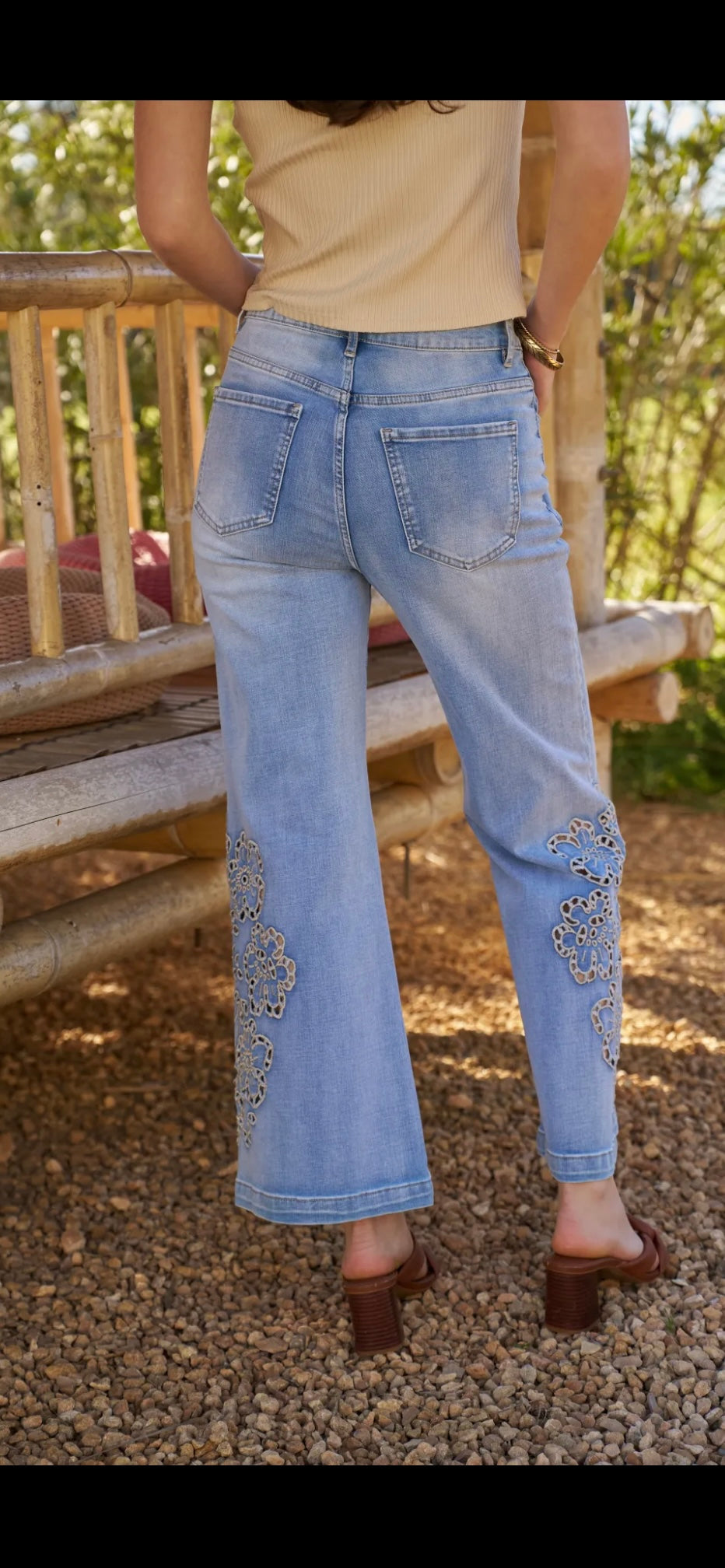 Raka Ankeljeans med beiga broderier- Bim