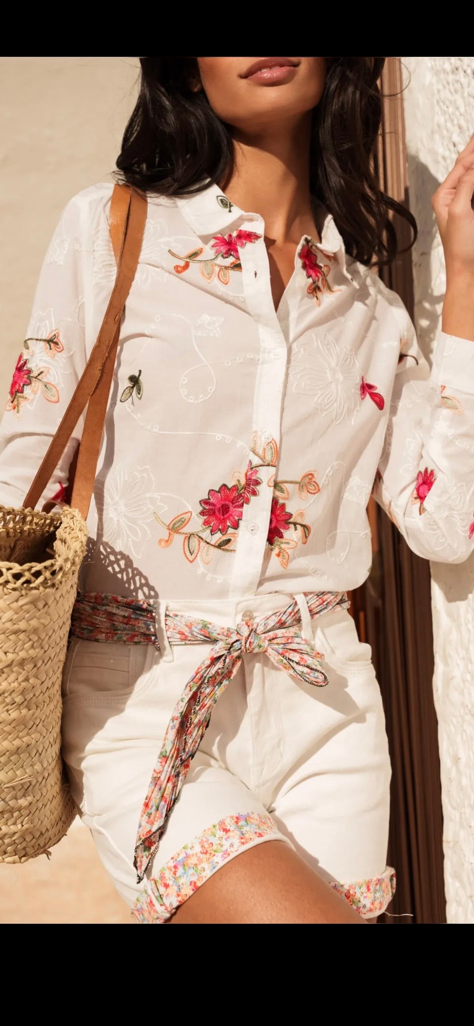 Broderad Blus med röda blommor- Rakel