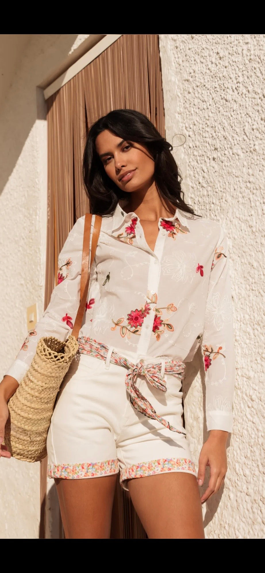 Broderad Blus med röda blommor- Rakel