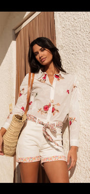 Broderad Blus med röda blommor- Rakel