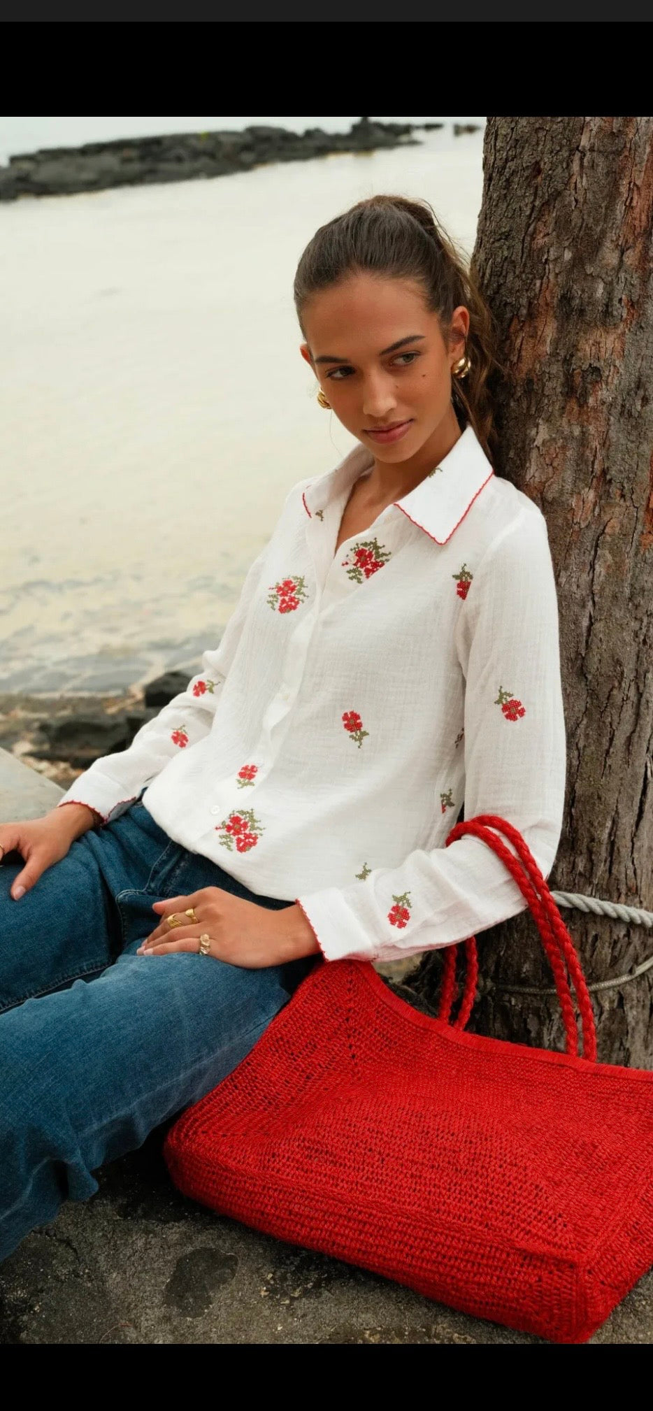 Bomulls Blus med broderade röda blommor- Bianca