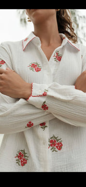 Bomulls Blus med broderade röda blommor- Bianca