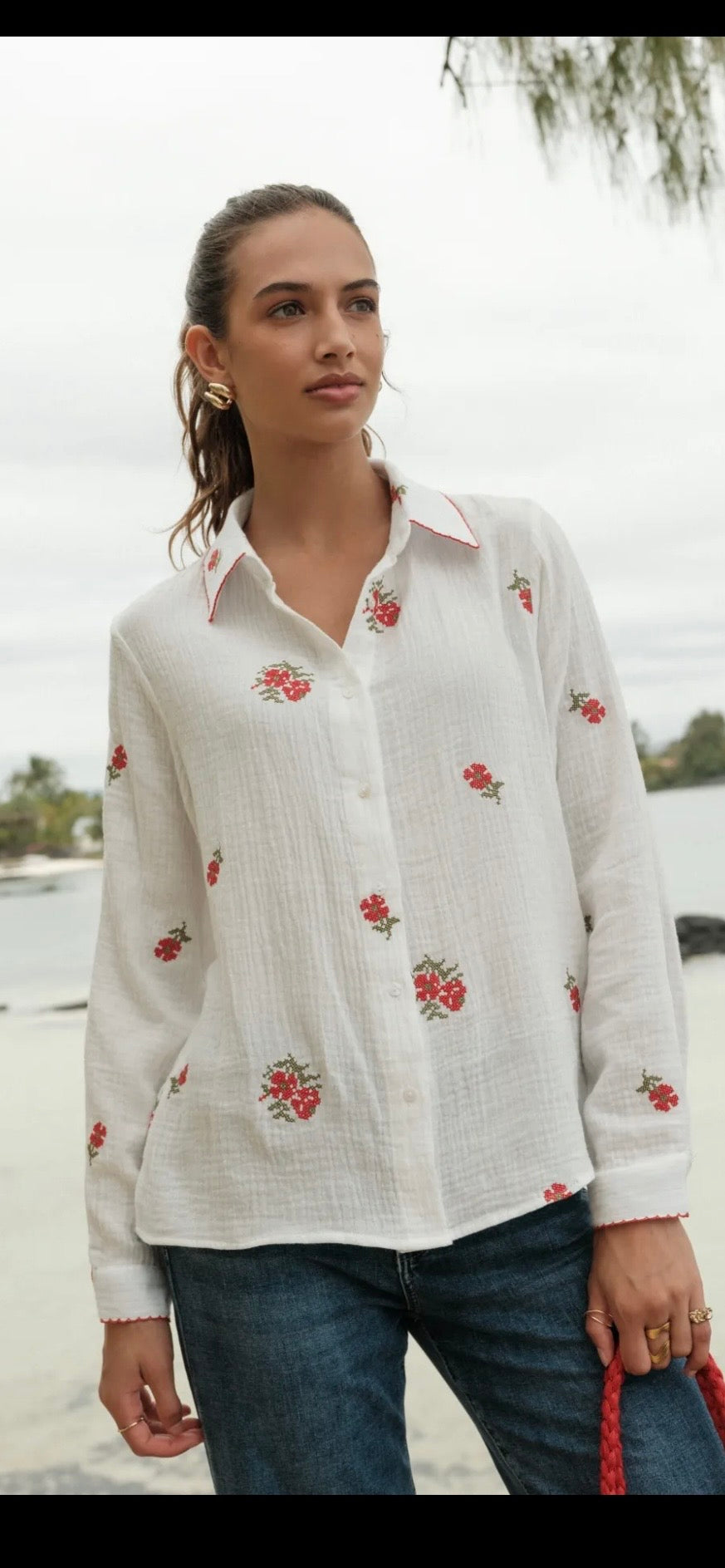 Bomulls Blus med broderade röda blommor- Bianca