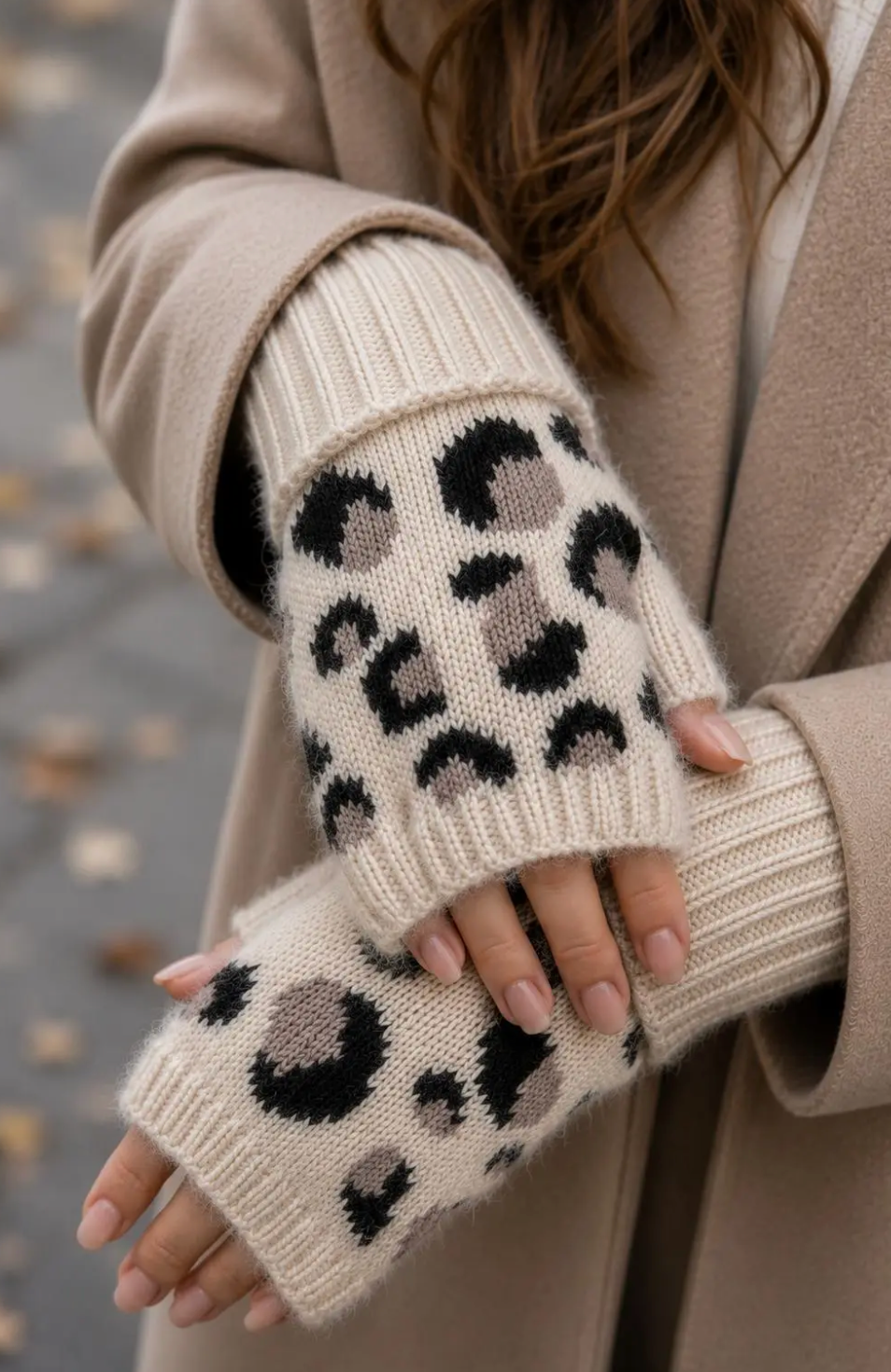 OBS. lev 11/9 .Leopard stickad Torgvante- Dunafka Beige