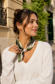 OBS. lev 11/9 .Scarves med magnetpärla- CLOE 1037 Khakigrön