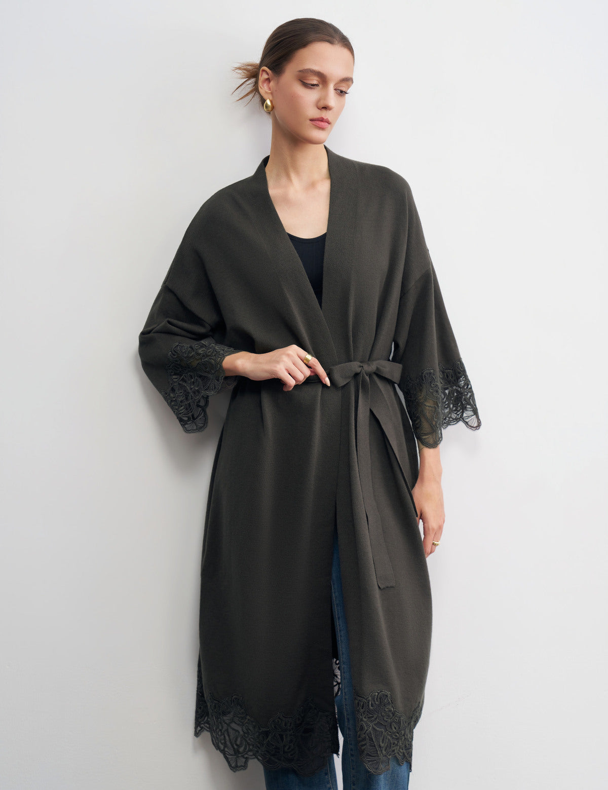 cardigan-a-manches-trois-quarts-avec-dentelle-sur-l-ourlet-et-les-poig_marron-fonce_6a89978fb521d.jpg