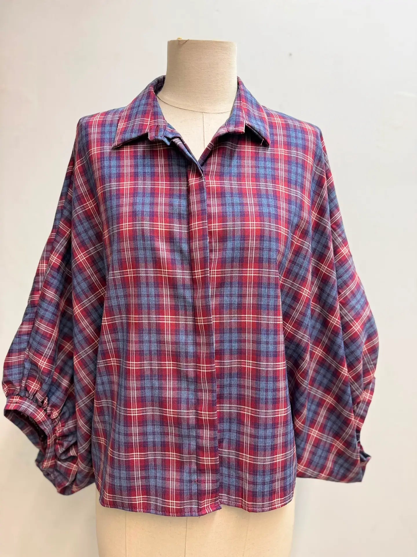 Lös blus med skjortkrage och ballongärmar- Lorena Bordeaux