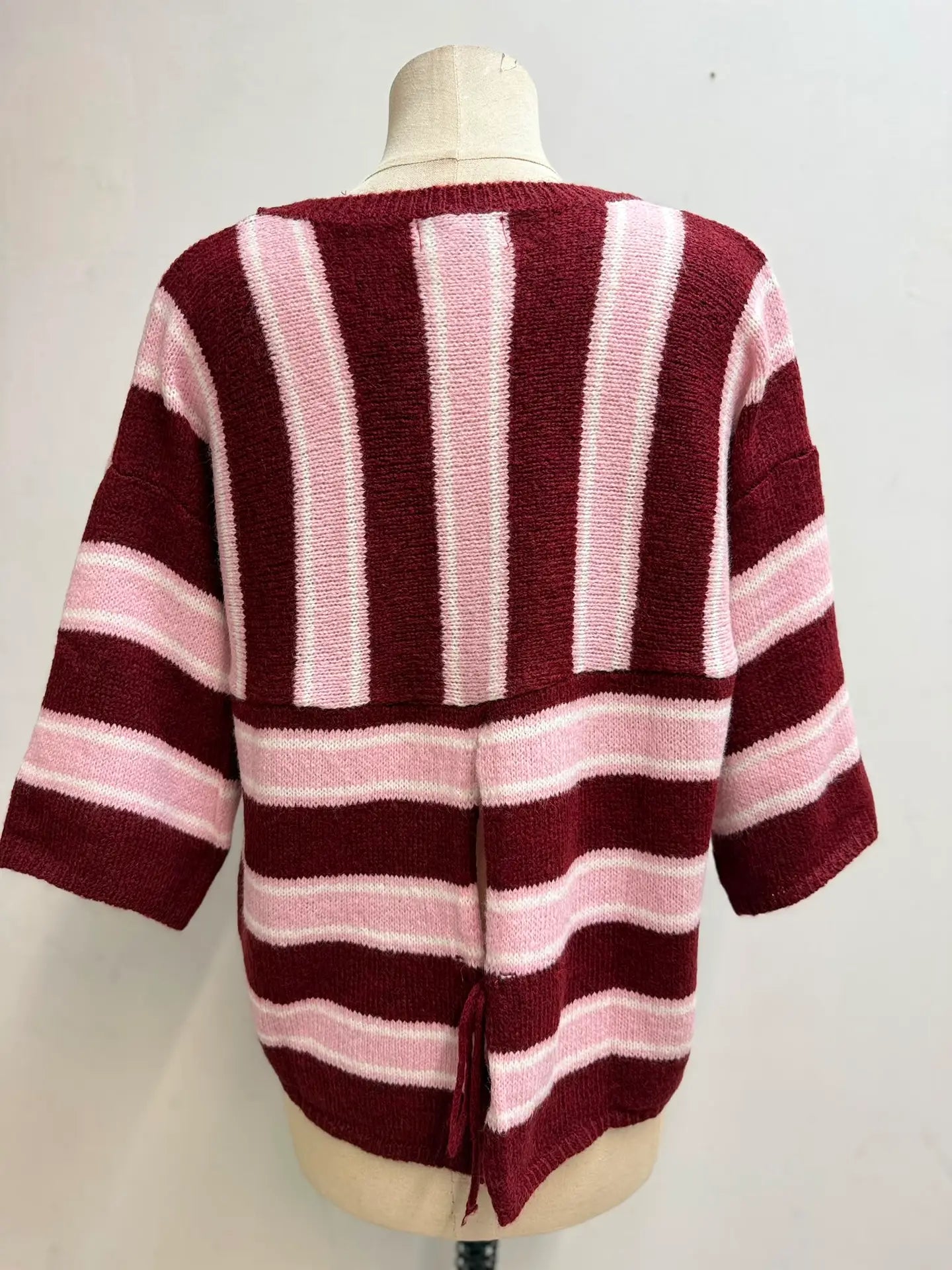 Rymlig tröja med korta ärmar och öppning i ryggen- Ronja Bordeaux
