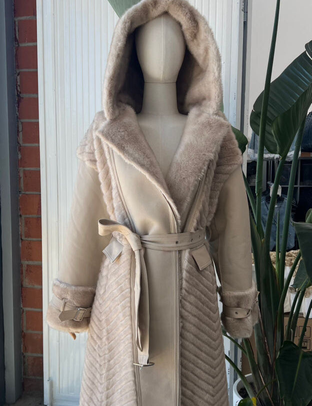 manteau-long-ceinture-en-suedine-avoine-et-fausse-fourrure-douce_beige_6a368e8feeba2.jpg
