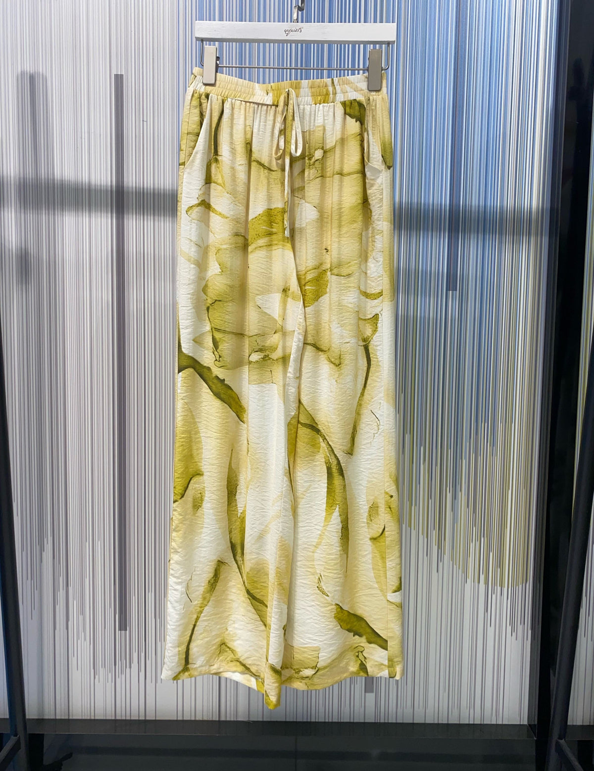 pantalon-fluide-imprime-abstrait_jaune_67dfb9470fffa.jpg
