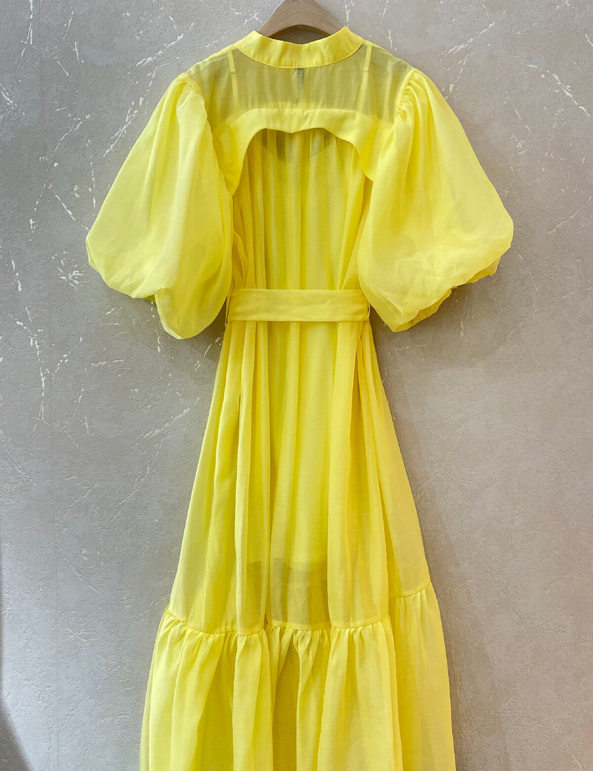 robe-midi-fluide-semi-transparente-avec-manches-bouffantes-et-ceinture_jaune_696a709225d77.jpg