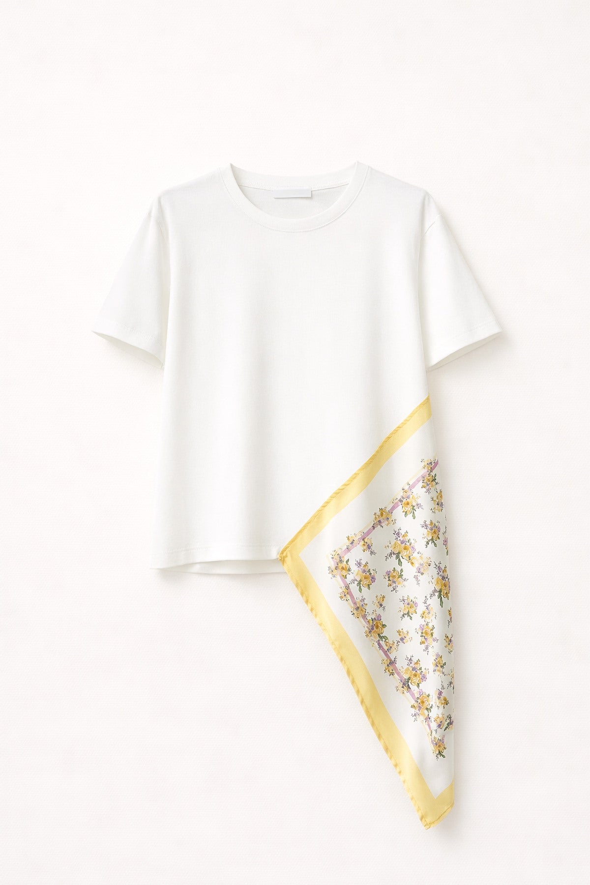 Asymmetrisk T-shirt med silkesdetalj- Minja Gul