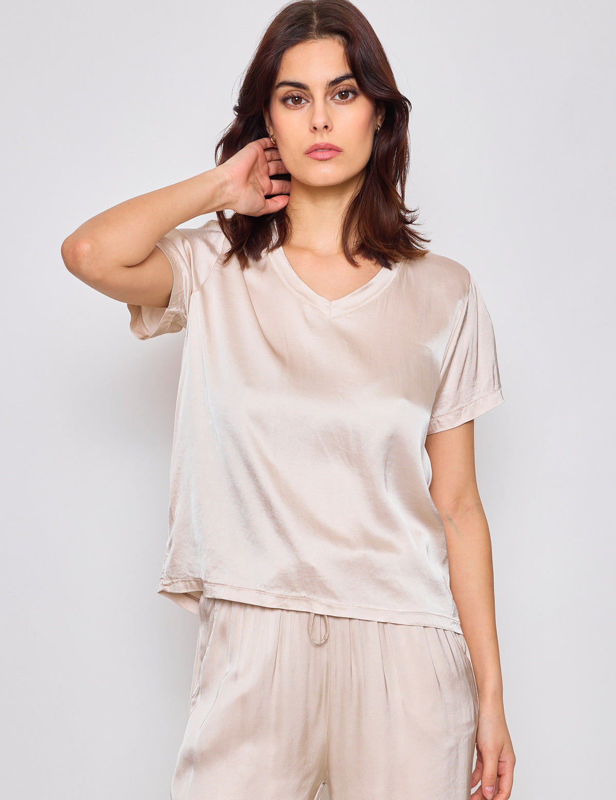 t-shirt-feminin-a-col-en-v_ecru_69710bf5d2937.jpg