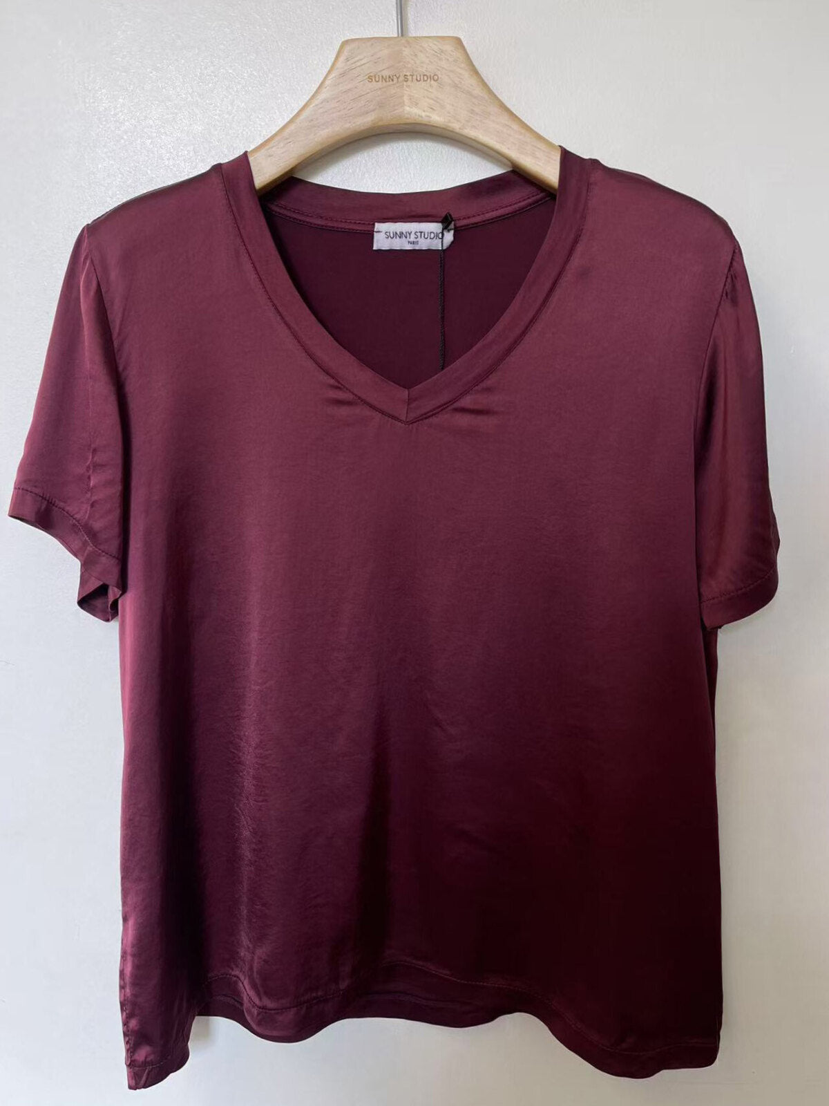 V-Ringad T-Shirt Silke- Mia Bordeaux